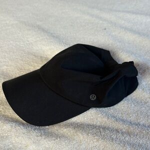 lululemon athletica Black Hat w poneytail hole